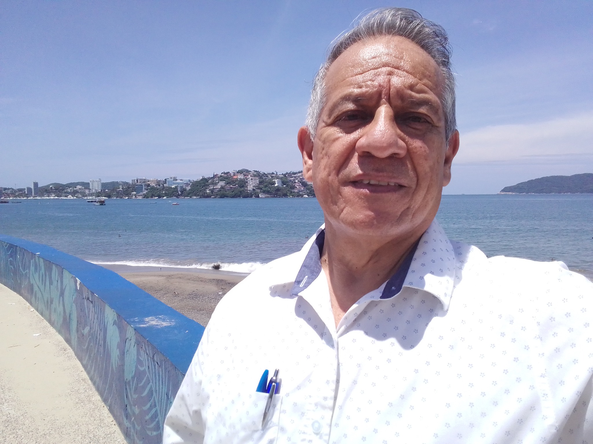 Fernando Cerón frente al mar