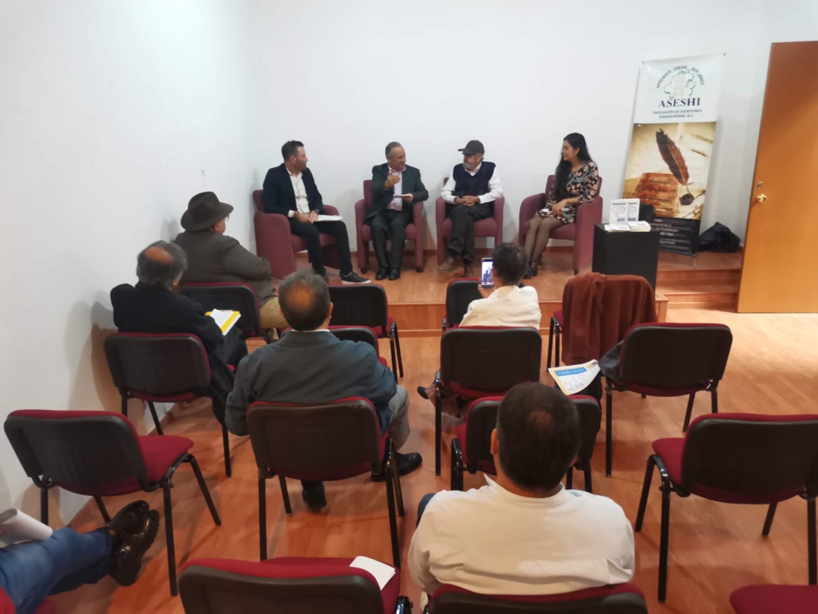 Fernando Cerón en evento cultural con público