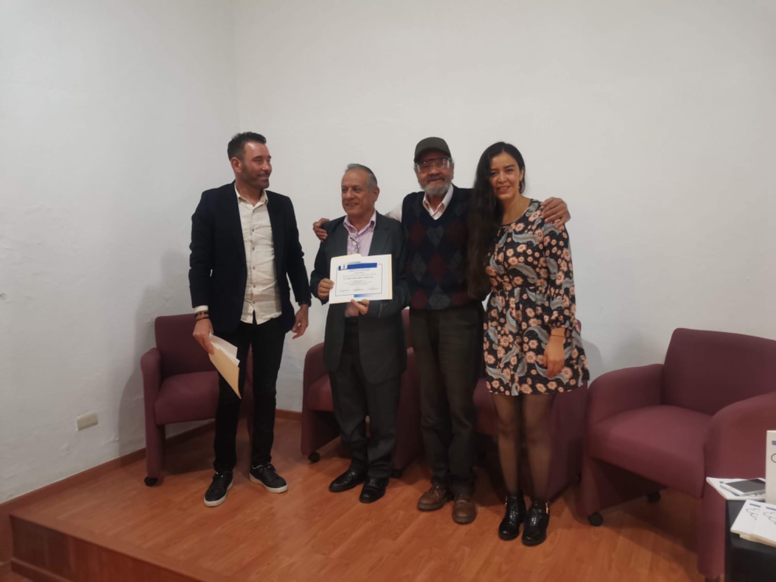 Fernando Cerón en ceremonia con diploma