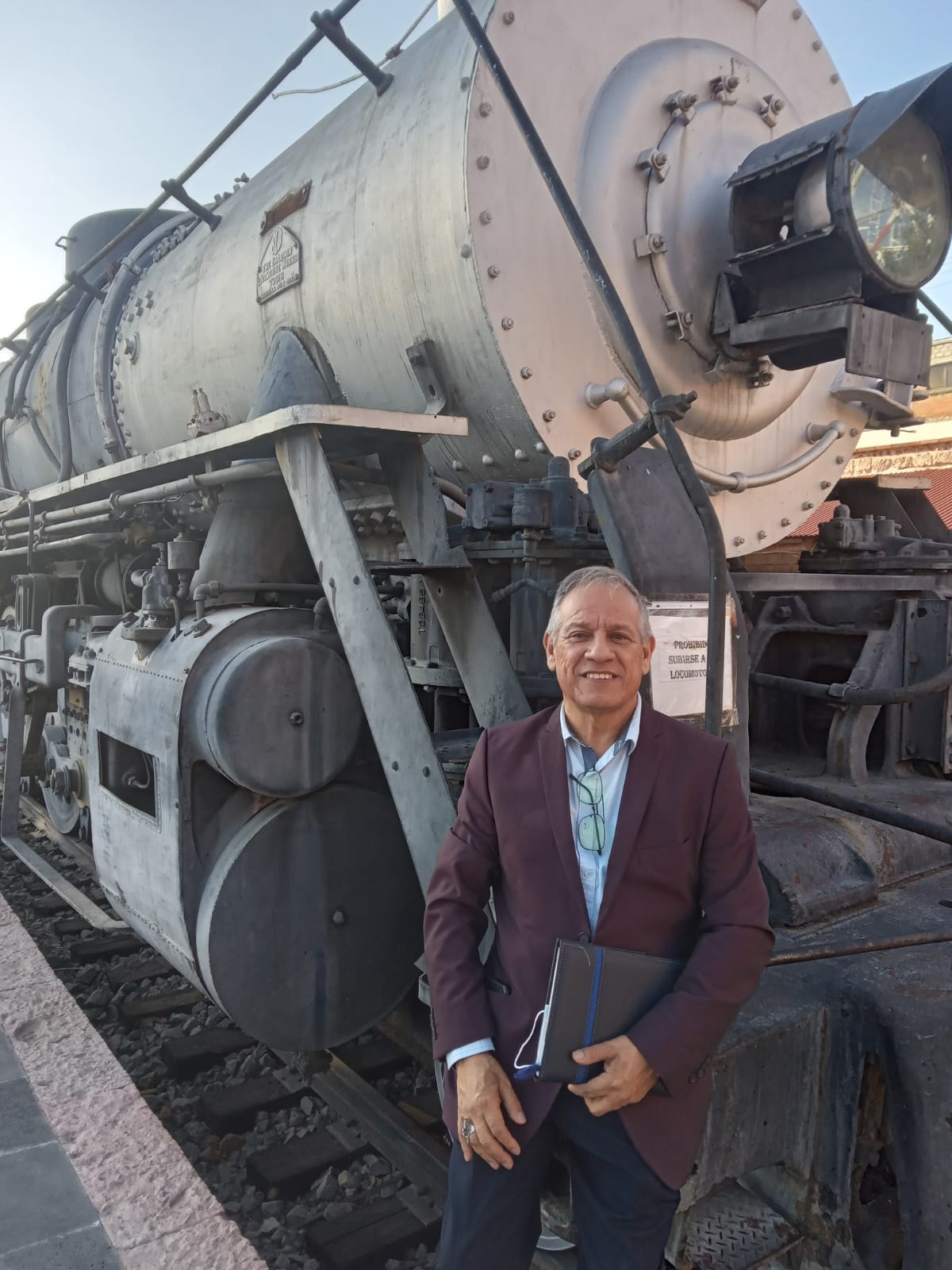 Fernando Cerón junto a locomotora histórica